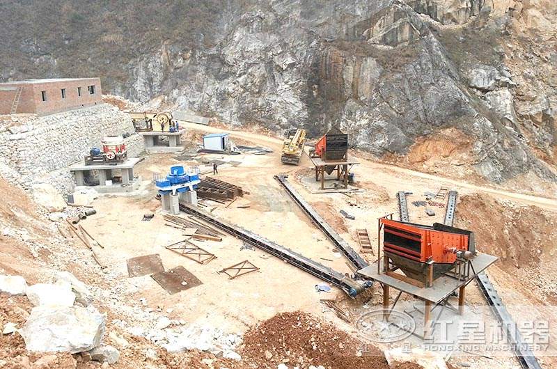一處正在搭建的制砂場